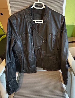 Cazadora de piel negra con detalles
