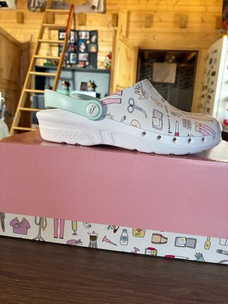 Suecos de enfermería blancos con estampado