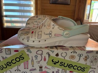 Suecos de enfermería blancos con estampado