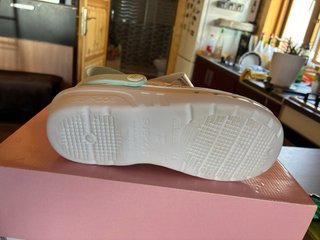 Suecos de enfermería blancos con estampado