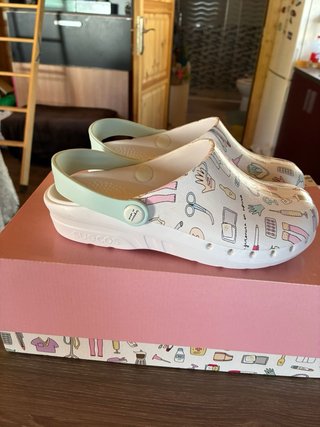 Suecos de enfermería blancos con estampado