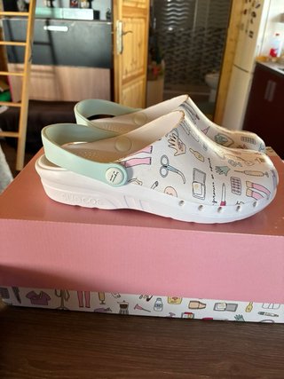 Suecos de enfermería blancos con estampado