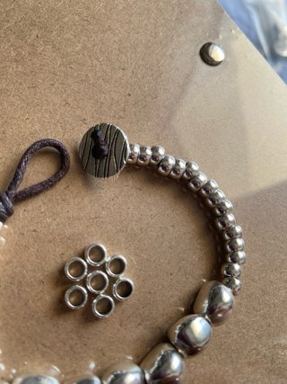 Pulsera plateada con cuentas y cierre