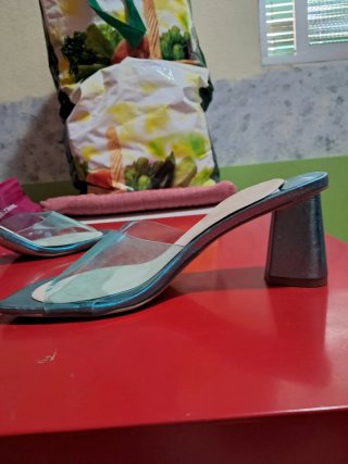 Sandalias de tacón celeste metalizado