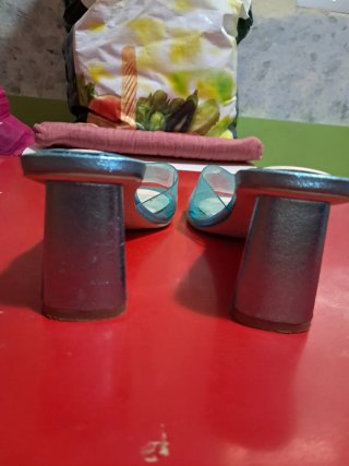 Sandalias de tacón celeste metalizado