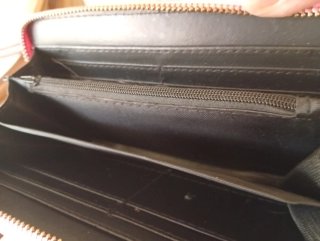 Cartera rosa y blanca con diseño
