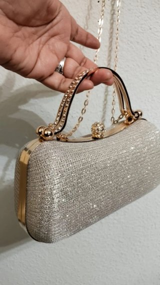 Bolso de fiesta dorado con pedrería