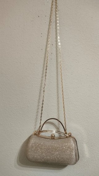 Bolso de fiesta dorado con pedrería