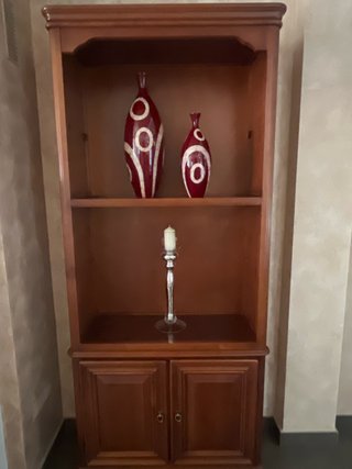 Estantería de madera con puertas