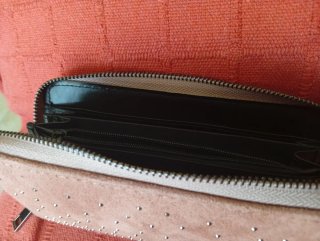 Cartera con tachuelas doradas y naranjas