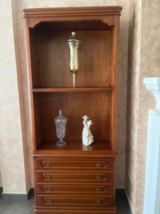 Estantería de madera con detalles dorados