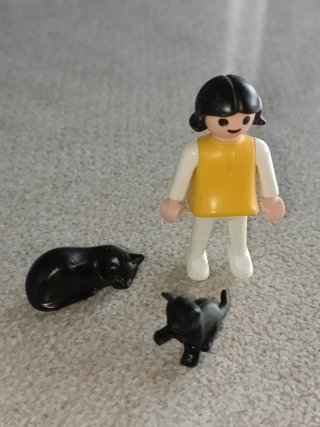 Playmobil. Bambina con gatti.