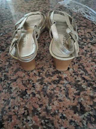 Sandalias de piel Modabella pone 37 pero sirve 38