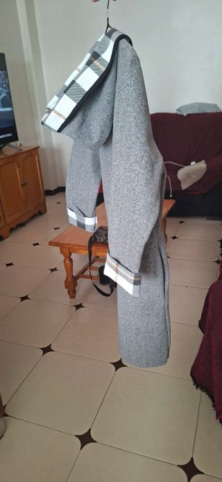 Abrigo gris con forro de cuadros