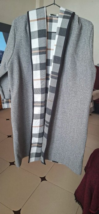 Abrigo gris con forro de cuadros
