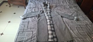 Abrigo gris con forro de cuadros