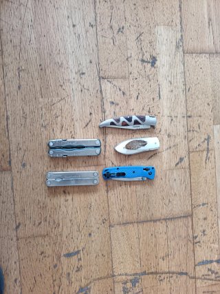 Set di coltelli e multiutensili