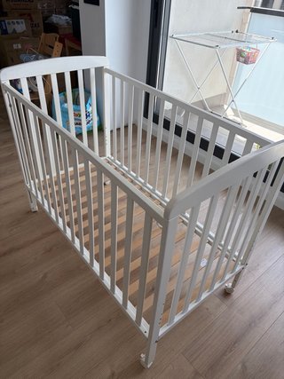 Cuna blanca de madera