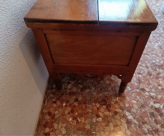 Arca de madera antigua con cerradura