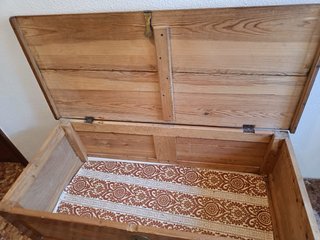 Arca de madera antigua con cerradura