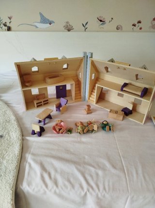 Casa de muñecas de madera rosa y little sylvanian