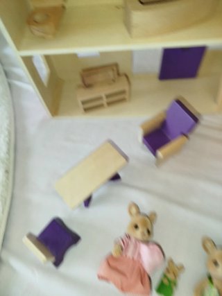 Casa de muñecas de madera rosa y little sylvanian