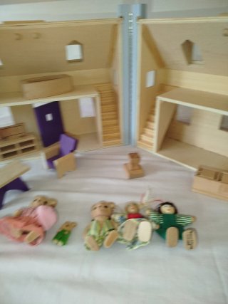 Casa de muñecas de madera rosa y little sylvanian
