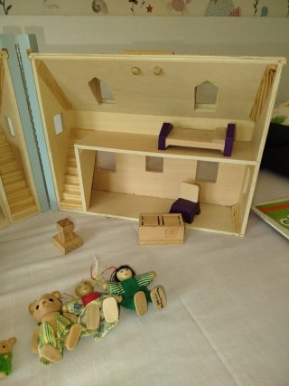 Casa de muñecas de madera rosa y little sylvanian