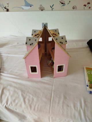 Casa de muñecas de madera rosa y little sylvanian