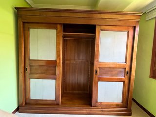 Armario de cerezo macizo con puertas correderas