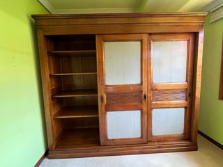 Armario de cerezo macizo con puertas correderas