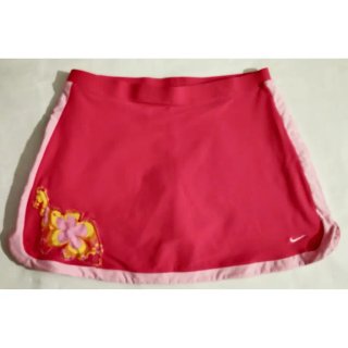 Conjunto Nike: Camiseta y Falda con Shorts
