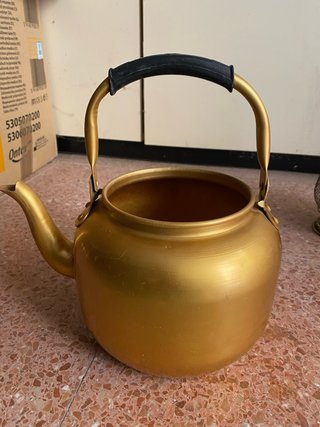 Cafetera antigua dorada