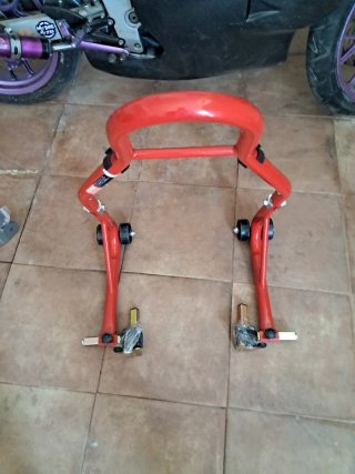 Caballetes moto rojos