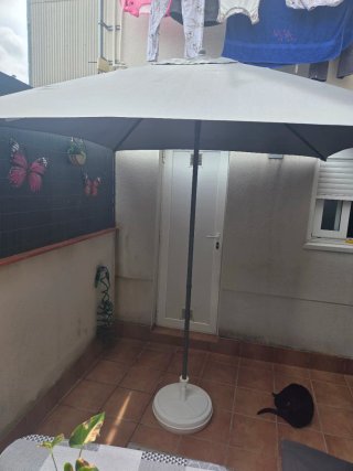 Sombrilla de jardín gris.
