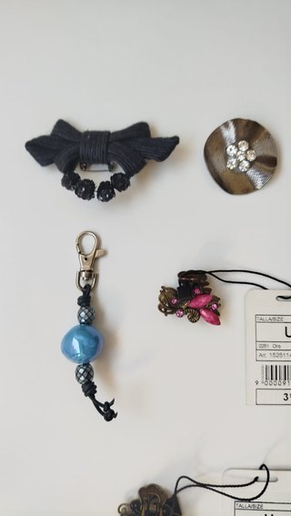 Lote accesorios: pin, llaveros, pinzas pelo
