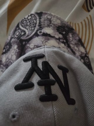 Gorra NY Gris con Diseño Paisley