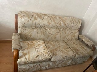 Sofá de tela beige y madera