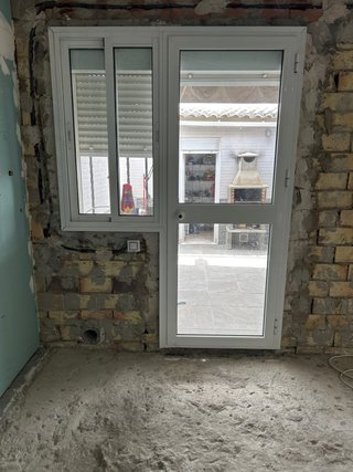 Ventana aluminio con puerta