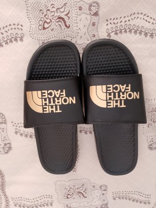 Chanclas The North Face Negras y Doradas