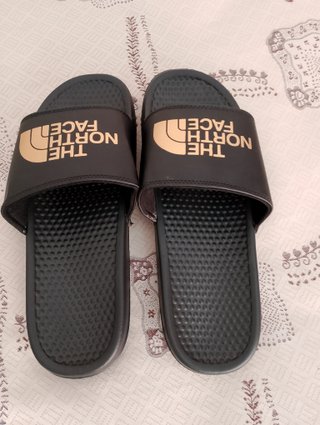 Chanclas The North Face Negras y Doradas