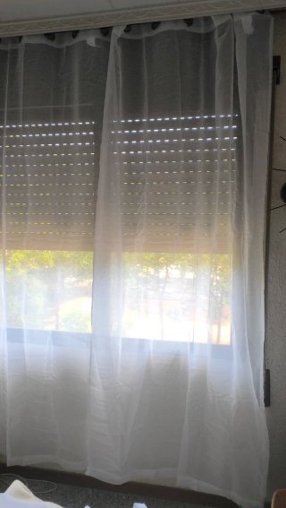 Set di 2 tende a 4 pannelli bianche e trasparenti. Ideali per aggiungere luce ed eleganza.