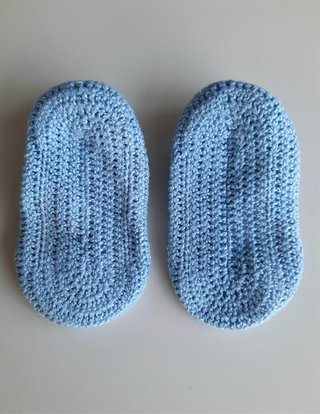 Patucos crochet celestes con flor