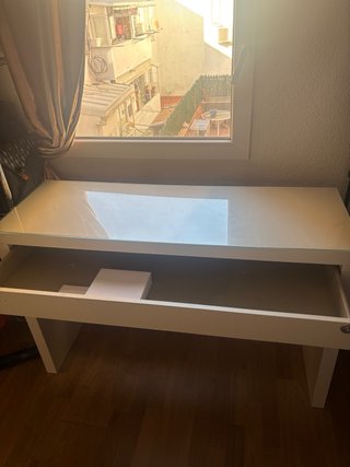Tocador blanco con superficie de cristal