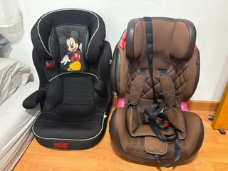 2 Sillas de coche niño Mickey Mouse y marrón.