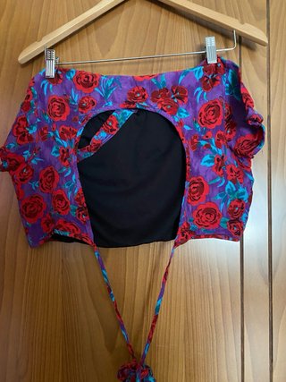 Top Zara floral morado y rojo