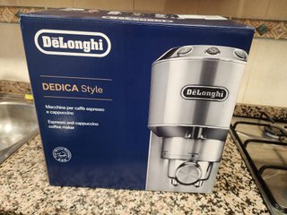 Cafetera Espresso DeLonghi Dedica