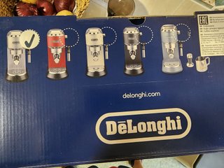 Cafetera Espresso DeLonghi Dedica