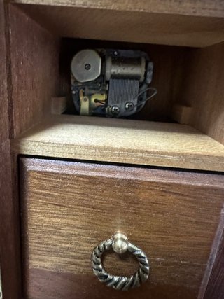 Joyero musical de madera antiguo