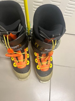 Esquís, botas y bastones de esquí